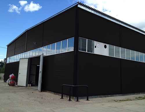 Перфорированная облицовка на промышленной площадке